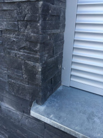 Detail provedení betonového obložení u okenní rolety a parapetu