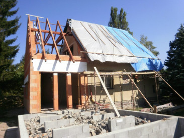 Montáž krovu nové přístavby rodinného domu